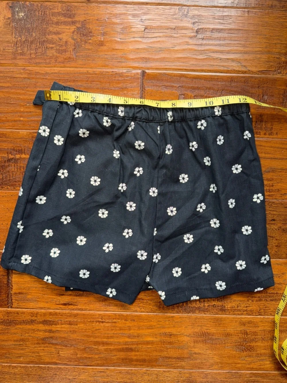 Nicole Miller Black Wrap Skort with White Daisy Print, size 10